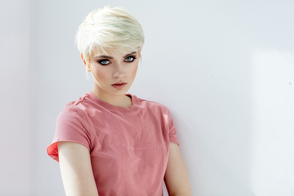 Kurzhaarfrisur für feines Haar und eine runde Gesichtsform